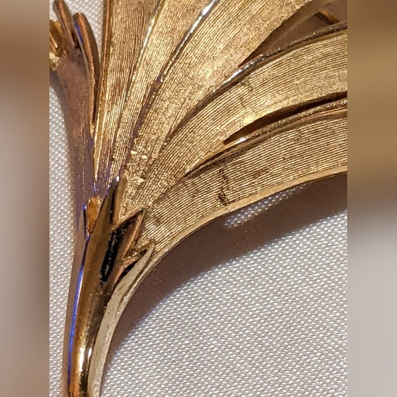 Elegant Vintage Crown Trifari 1960's Brooch Pin Stylized Leaf Gold Tone - Picture 10 of 10